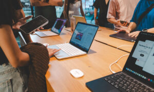 Dell XPS 13과 MacBook Neo: 노트북을 어떻게 비교하나요?