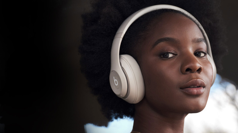 Beats Studio Pro Wireless 헤드폰을 착용한 모델