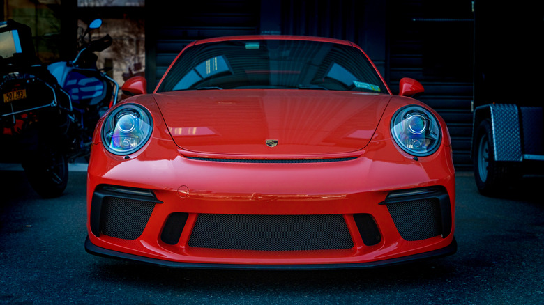 빨간색 911 GT3의 정면 사진