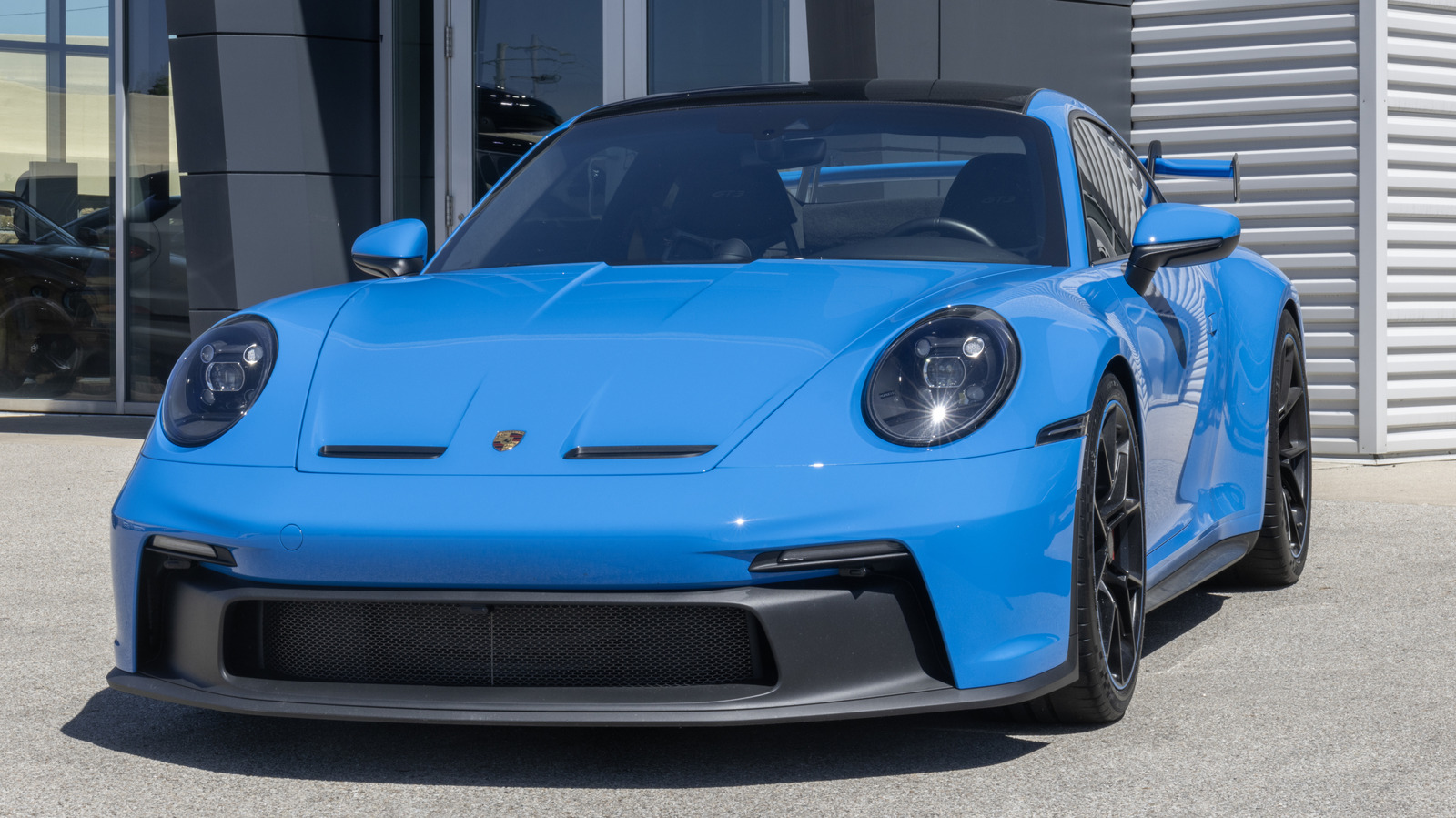 포르쉐 911 GT3가 더 가벼운 미드엔진 카이맨 GT4보다 트랙에서 더 빠른 이유