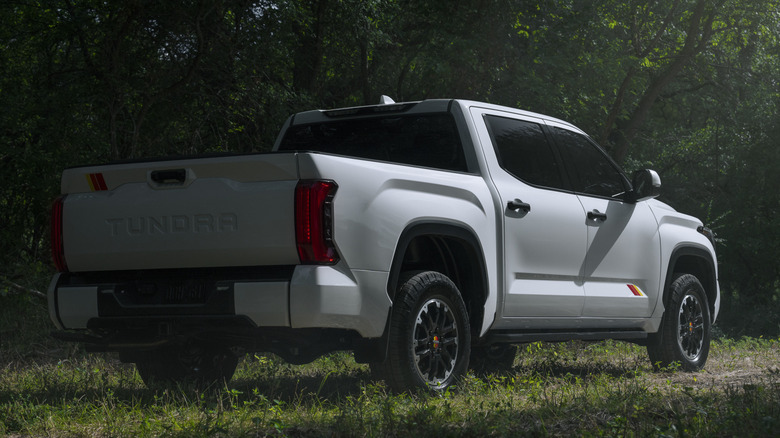 숲속의 2026 Toyota Tundra, 후면 우측 3/4 뷰