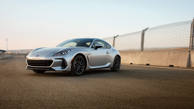 트랙에 주차된 은색 2026 Subaru BRZ