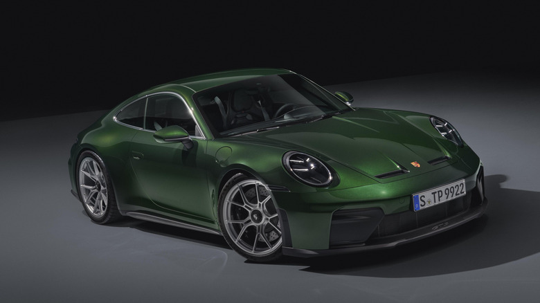회색과 검정색 배경에 녹색 포르쉐 911 GT3