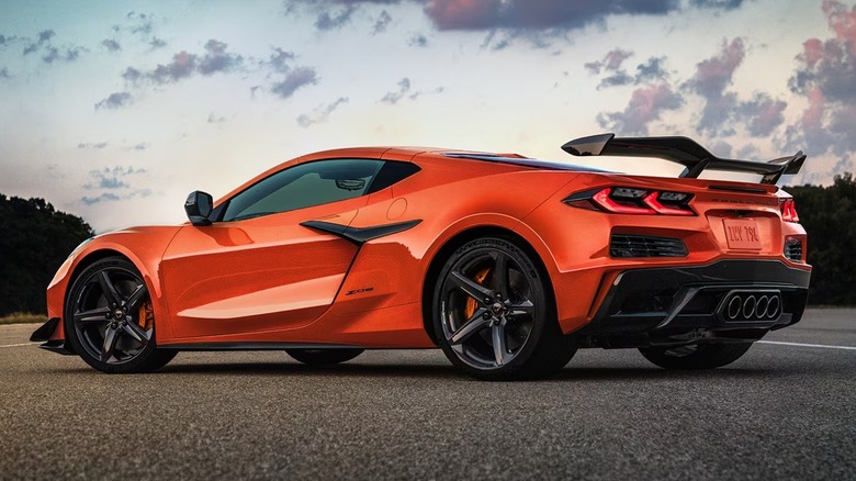 황혼의 주황색 Chevrolet Corvette Z06