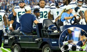 Seahawks의 Bud Clark은 잔인한 부상으로 발목이 부러진 채 필드 밖으로 나갔습니다.