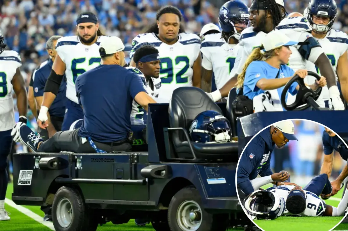 Seahawks의 Bud Clark은 잔인한 부상으로 발목이 부러진 채 필드 밖으로 나갔습니다.