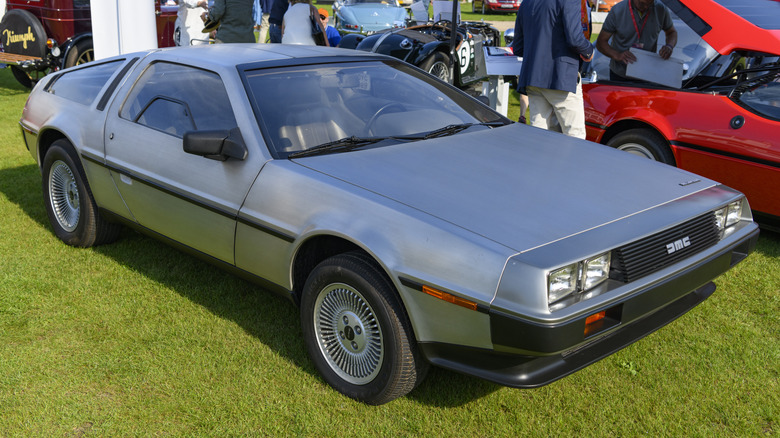 잔디밭에 주차된 은색 DeLorean DMC-12.
