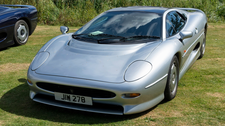 잔디밭에 주차된 1980년대 은색 Jaguar XJ220.