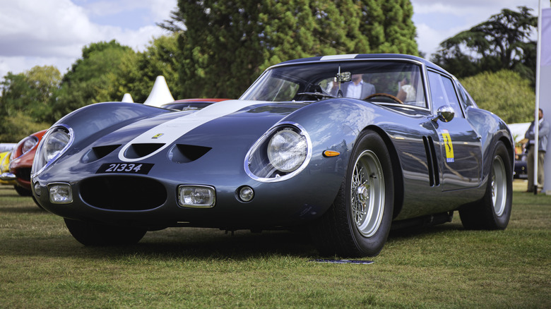 잔디밭에 주차된 하늘색 1960년대 Ferrari 250 GTO.