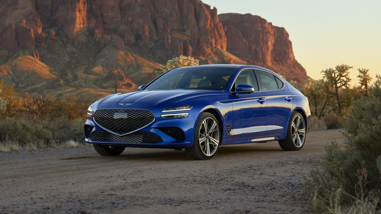 황혼의 사막에 있는 파란색 2026 Genesis G70