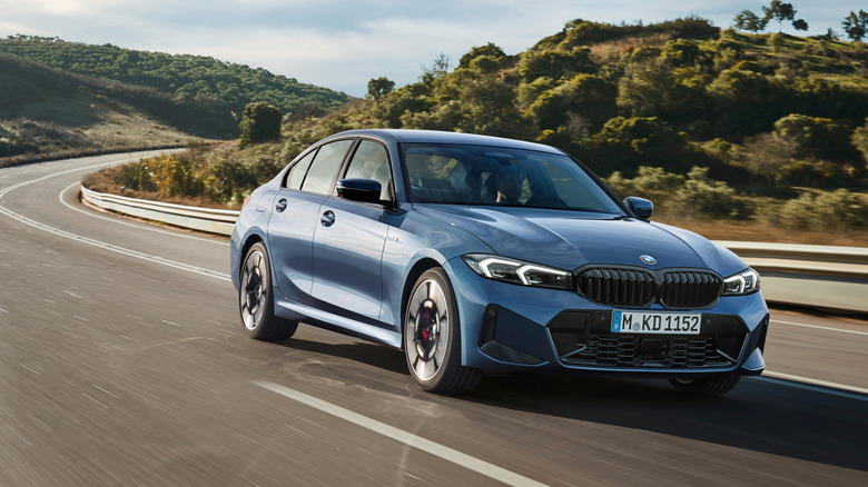 산길을 달리는 파란색 BMW 330i