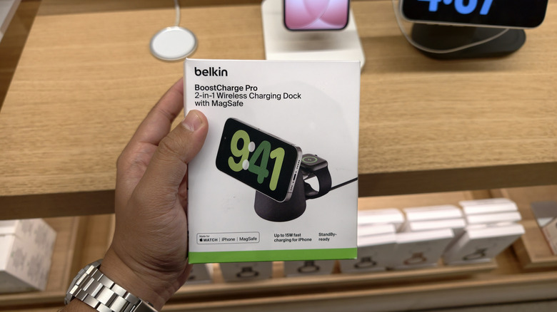 Belkin 무선 충전 도크를 들고 있는 사람
