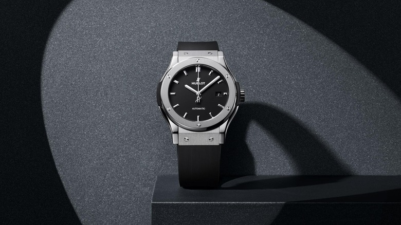 그림자가 있는 스탠드 위의 Hublot Classic Fusion 사진.