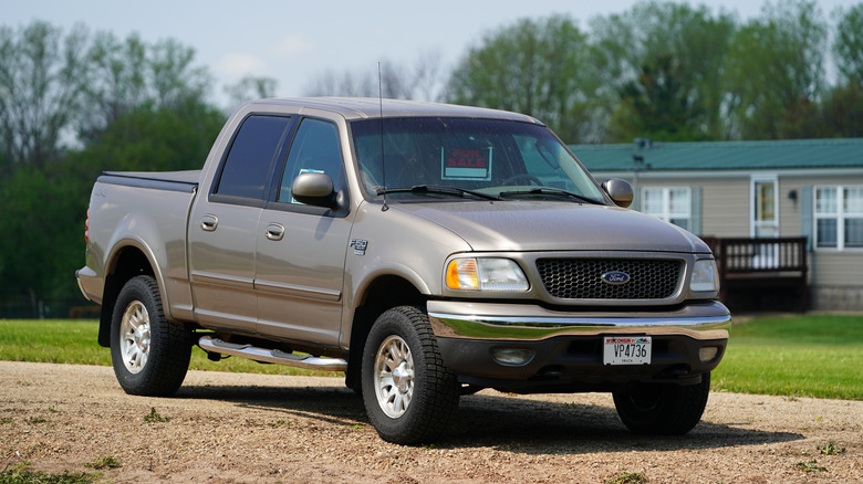 비포장 진입로에 주차된 2001 Ford F-150, 전면 우측 3/4 뷰