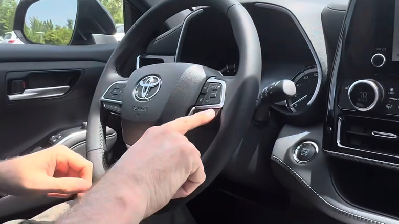 스티어링 휠의 버튼을 사용하여 Toyota Grand Highlander의 라디오 제어