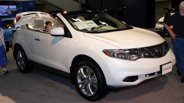 자동차 쇼에 전시된 흰색 Nissan Murano CrossCabriolet
