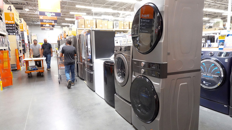 Home Depot 매장의 가전제품 코너