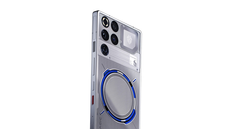 흰색 배경 위에 Redmagic 11 Pro