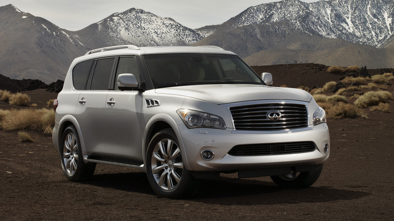주차된 흰색 2011 인피니티 QX56