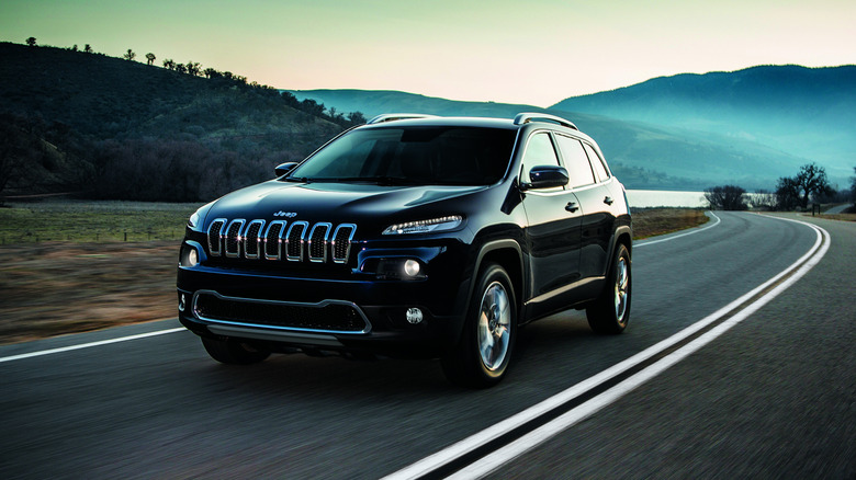 운전 중인 검은색 2014 Jeep Cherokee