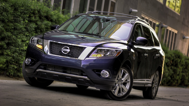 보라색 2013 Nissan Pathfinder가 주차되어 있습니다.