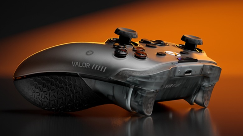 주황색과 검정색 배경의 Scuf Valor 게임 컨트롤러 사진