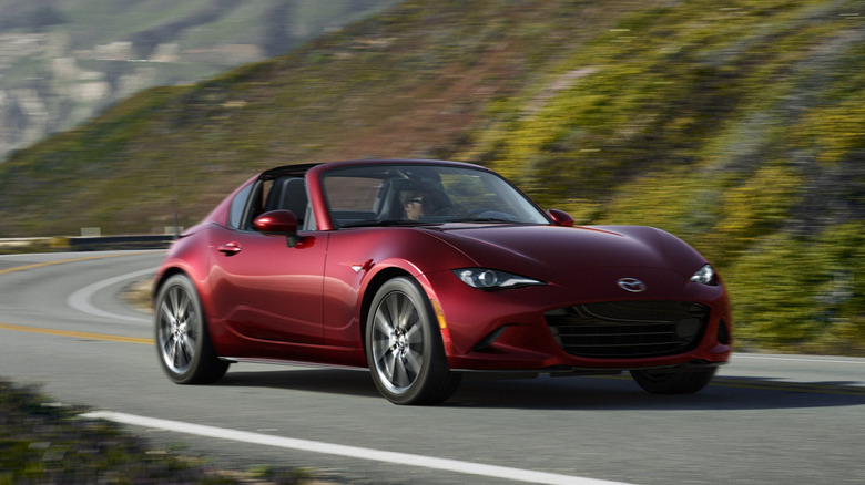 바람이 부는 도로에 빨간색 2026 Mazda MX-5 Miata