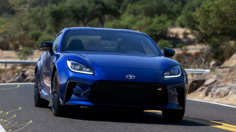 산악 도로를 달리는 파란색 2027 Toyota GR86