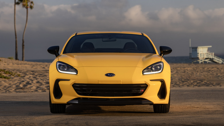 해변 근처에 주차된 밝은 노란색의 2026 Subaru BRZ