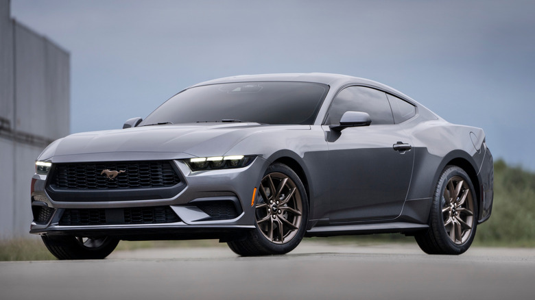 산업 건물 근처에 주차된 회색 색상의 2026 Ford Mustang EcoBoost