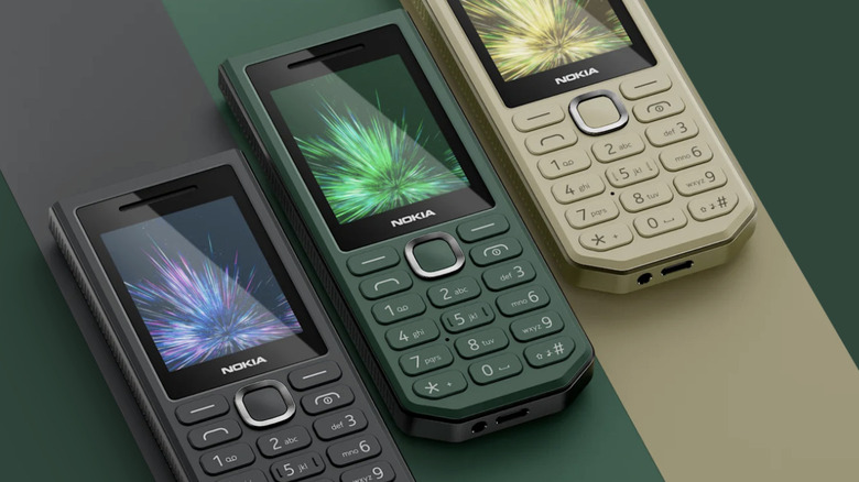 검은색, 녹색, 황갈색으로 표시된 Nokia 300 Charge 휴대폰