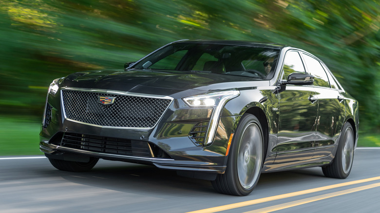 도로를 주행하는 2019 검정색 Cadillac CT6-V의 전면 3/4 뷰