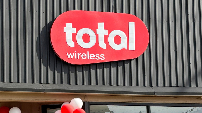 벽에 걸린 Total Wireless 로고