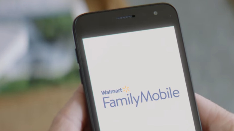 Walmart Family Mobile 로고가 표시된 휴대폰