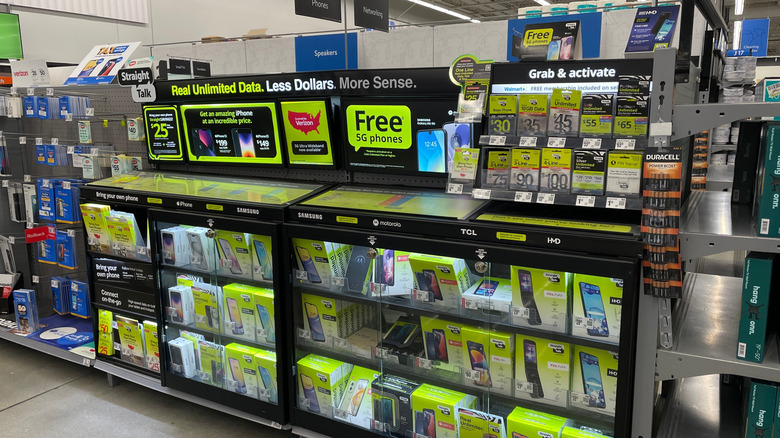 Walmart 매장의 Straight Talk Wireless 디스플레이 섹션