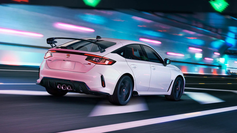 흰색 2026 Honda Civic Type R이 도시 서킷을 질주합니다.