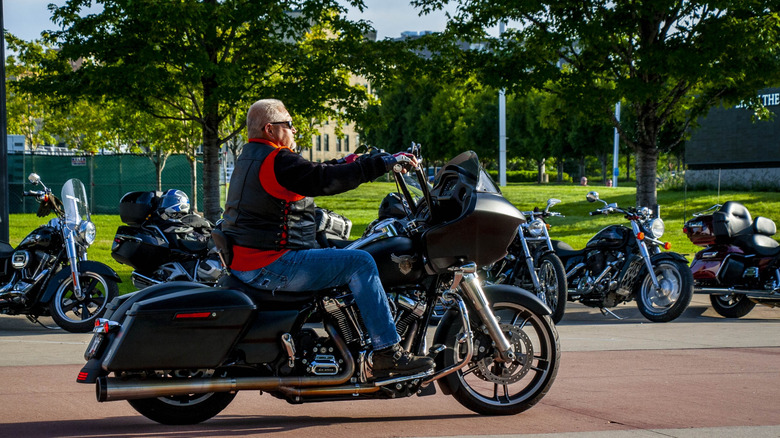 클래식 Harley-Davison 크루저 오토바이를 타는 남자.