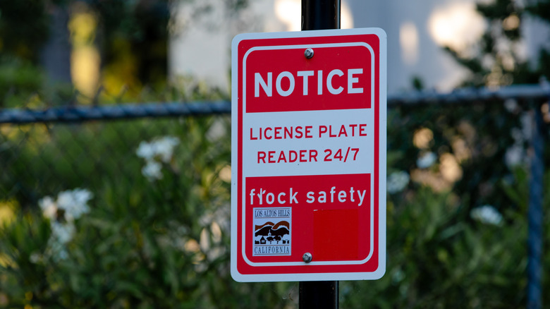 Flock Safety의 자동 번호판 판독기(ALPR) 시스템을 위한 빨간색과 흰색 표시