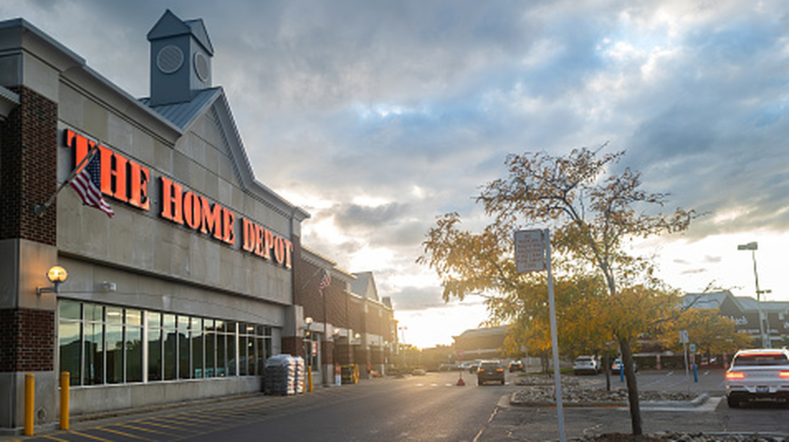 예, Home Depot과 Lowe's의 주차장에는 무리 카메라가 있습니다. 그 이유는 다음과 같습니다.