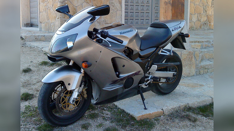 거리에 주차된 가와사키 닌자 ZX112R.