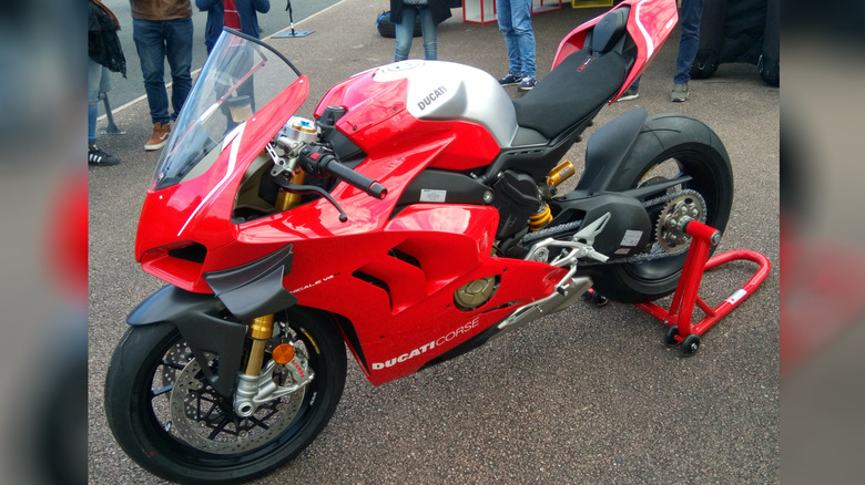 프랑스 니에브르의 Nevers Magny-Cours 서킷에 전시된 Ducati V4 R.