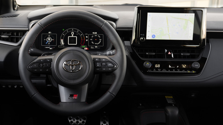 계기판과 중앙 터치스크린이 표시된 2026 Toyota GR Corolla 인테리어 클로즈업 샷