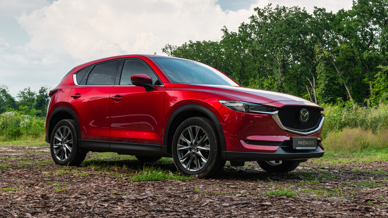 시골의 흙길에 앉아 있는 Mazda CX-5.
