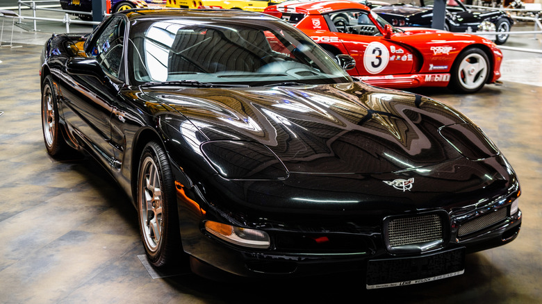 자동차 쇼에 주차된 검정색 C5 Corvette Z06의 전면 모습.