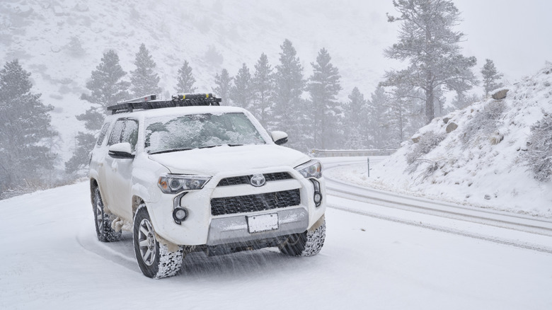 눈 덮인 도로를 운전하는 Toyota Forerunner