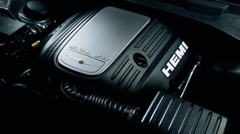 Chrysler 300C의 후드 아래에 있는 5.7리터 HEMI V8의 위에서 본 모습.