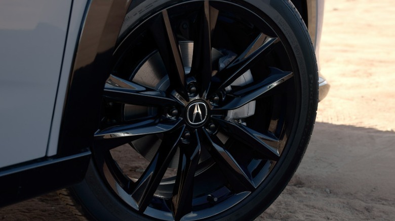 검정색 Acura ADX 휠에 있는 Acura 로고 클로즈업