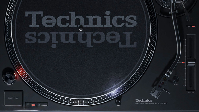 검정색 턴테이블에 표시된 Technics 로고