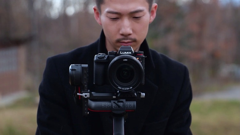 Lumix 카메라를 사용하여 사진을 찍는 사람