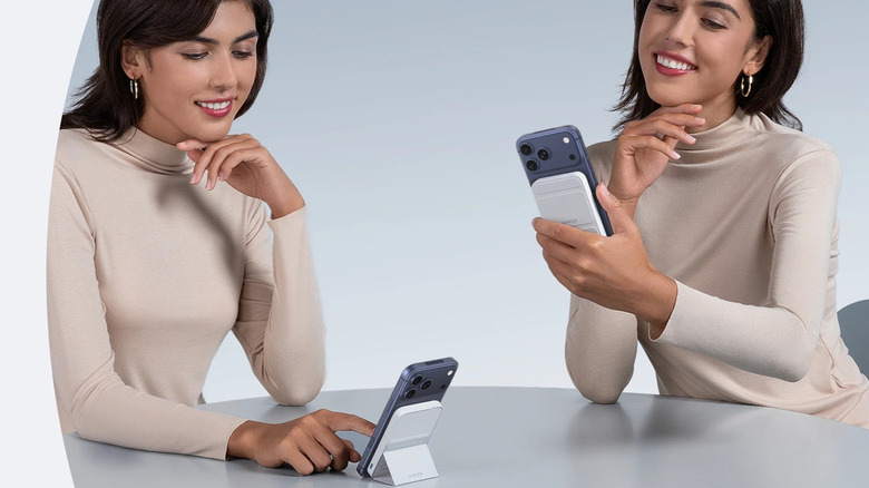Anker 622 자기 보조 배터리를 사용하는 사람